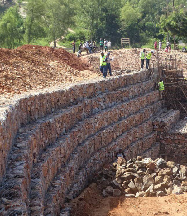 T_argos's tweet photo. #Abatwip. La réhabilitation du pont séparant les quartiers de #Musaga et #Kamesa sur la RN7 atteint plus de 80% des activités prévues. Annonce de l’Agence Routière du #Burundi https://t.co/GMeVH4XMPg