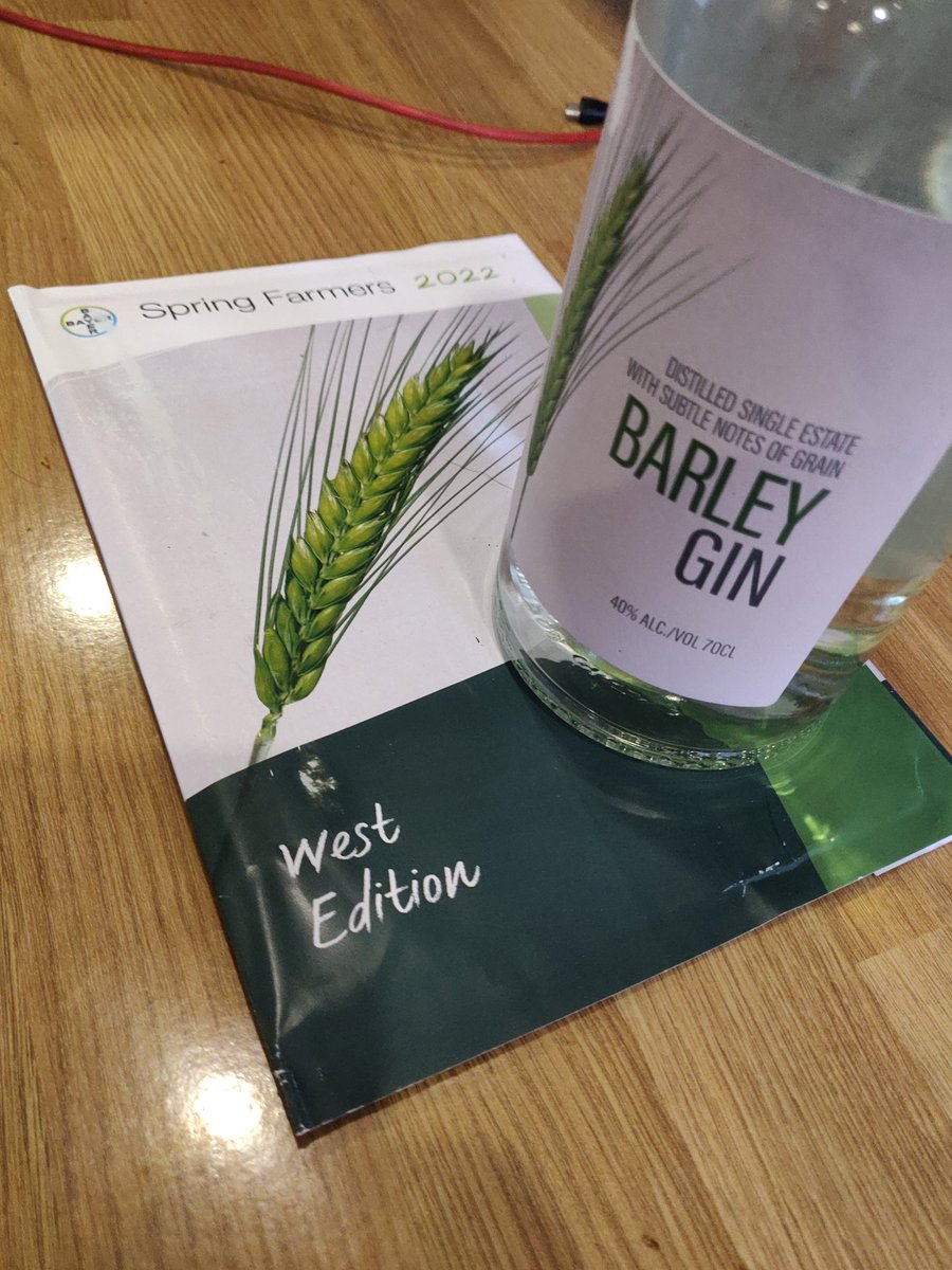 loosecollie's tweet photo. When you get in on a Friday after a busy week and find a perfect gift from @Bayer4CropsUK 
Thanks @GarethBubb 👏👏👏
I didn't even have to #ascra 
#FridayMotivation https://t.co/7MV8ogD9qV