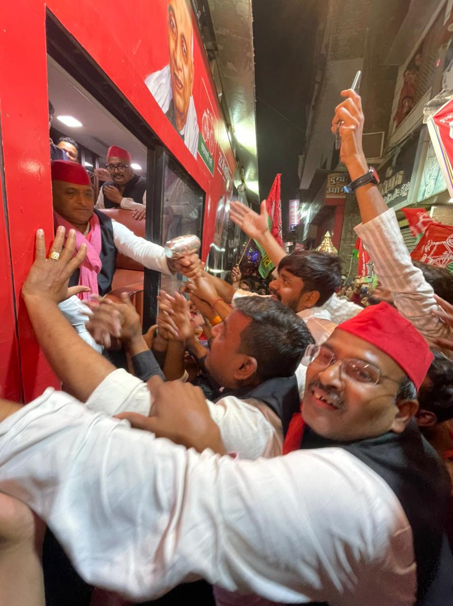 samajwadiparty's tweet photo. अद्भुत काशी, अद्वितीय काशी
इस प्यार से अभिभूत हर समाजवादी 

समाजवादी विजय यात्रा, वाराणसी https://t.co/Bm2iJ8qcdE