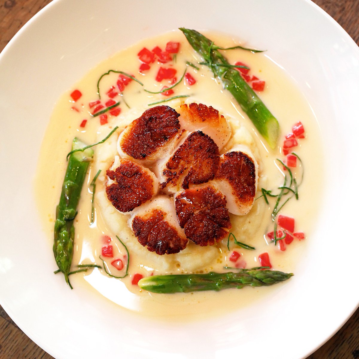 What to pair with our Maine Sea Scallops St. Jaques? A glass of chilled rosé, or a dry white such as côtes de Provence 🤗