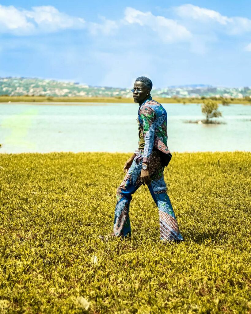 SixfourOfficial's tweet photo. Over here we no dey stand, we keep moving forward. One step at a time.

Go subscribe and stream my new visual fam💚💚 #SlowWhine❤ 
https://t.co/BLIhJFkBKY https://t.co/2RTuZqPQsn