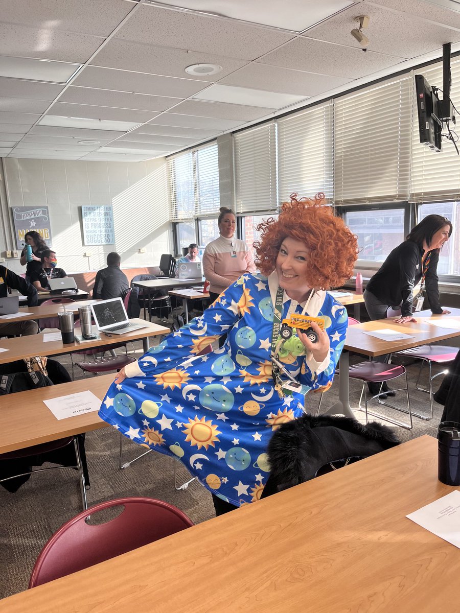 jlandish13's tweet photo. Does anyone recognize this Principal? https://t.co/xnh8113wA2