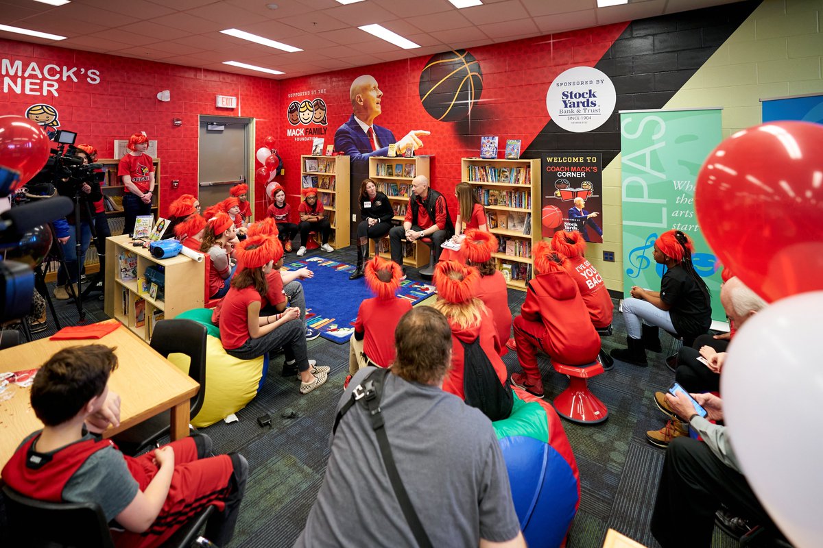 MackFamilyFDN's tweet photo. #FBF to our 9th #ReadingCorner📚 open at Lincoln Elementary Performing Arts School back in 2020. Overall the #MackFamilyFoundation has opened 11 reading corners in KY &amp; OH, transforming spaces inside schools into a fun oasis for students to enjoy. @CoachChrisMack @christimack30 https://t.co/Ewz8ct8wXN