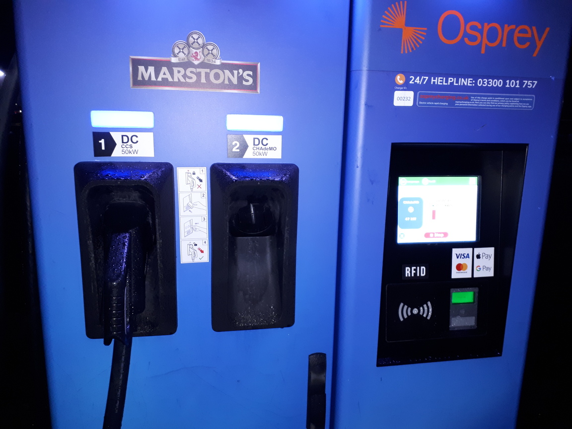 V2gUK's tweet photo. That was the 5th circle of #EVHell, but our misery was almost over! Another look at @zap_map and we headed off to the @OspreyCharging installation at Weston's #LandingLight pub.
No app needed. Tap a credit card. #LisaTheLEAF's last blue charging light started blinking😌
10/n https://t.co/vckivVRTAj