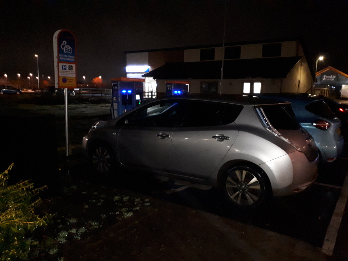 V2gUK's tweet photo. That was the 5th circle of #EVHell, but our misery was almost over! Another look at @zap_map and we headed off to the @OspreyCharging installation at Weston's #LandingLight pub.
No app needed. Tap a credit card. #LisaTheLEAF's last blue charging light started blinking😌
10/n https://t.co/vckivVRTAj