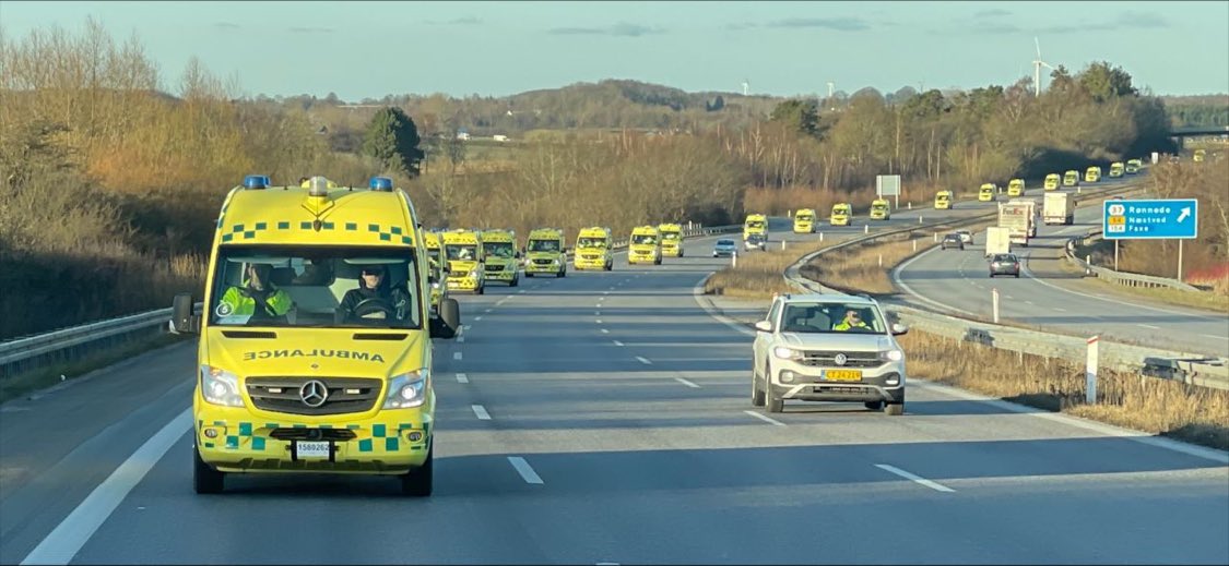 Det her billede af 30 udstyrede #falck-ambulancer på vej mod #UkraineUnderAttaсk. 60 frivillige Falck-folk kører de donerede ambulancer til Polen. 💛💛💛
