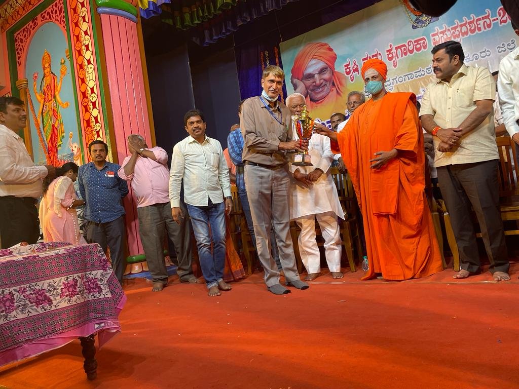 TumkurFisheries's tweet photo. ಶ್ರೀ ಸಿದ್ದಗಂಗಾ ಮಠ @Siddaganga15   ಆಯೋಜಿಸಿದ್ದ ಕೃಷಿ ಮತ್ತು ಕೈಗರಿಕಾ ವಸ್ತುಪ್ರದರ್ಶನದಲ್ಲಿ ಇಲಾಖೆ ಮಾಹಿತಿ ಮಳಿಗೆ ದ್ವಿತೀಯ ಸ್ಥಾನ ಪಡೆದಿದೆ!
ಪ್ರದರ್ಶನ 18 ಫೆಬ್ರವರಿ ಇಂದ 4ನೇ ಮಾರ್ಚ್ 2022ರವರೆಗೆ ಆಯೋಜಿಸಲಾಗಿತ್ತು. https://t.co/c0FL4FN7iZ