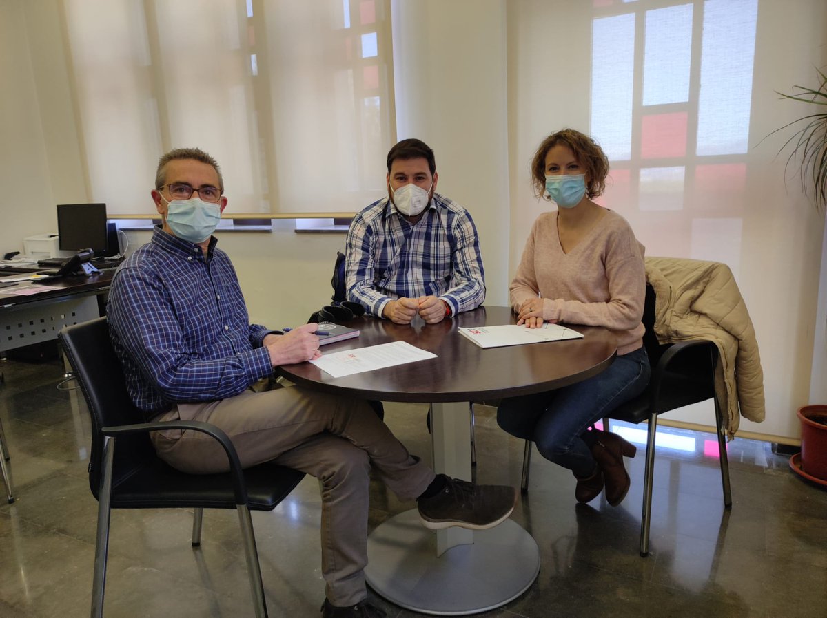 STR_Sindicato's tweet photo. Reunión en el Ayuntamiento de la #Secuita (#Tarragona). Explicando las necesidades de las trabajadoras y trabajadores de la #industria #química y del #refino. https://t.co/pbTYTqACkK