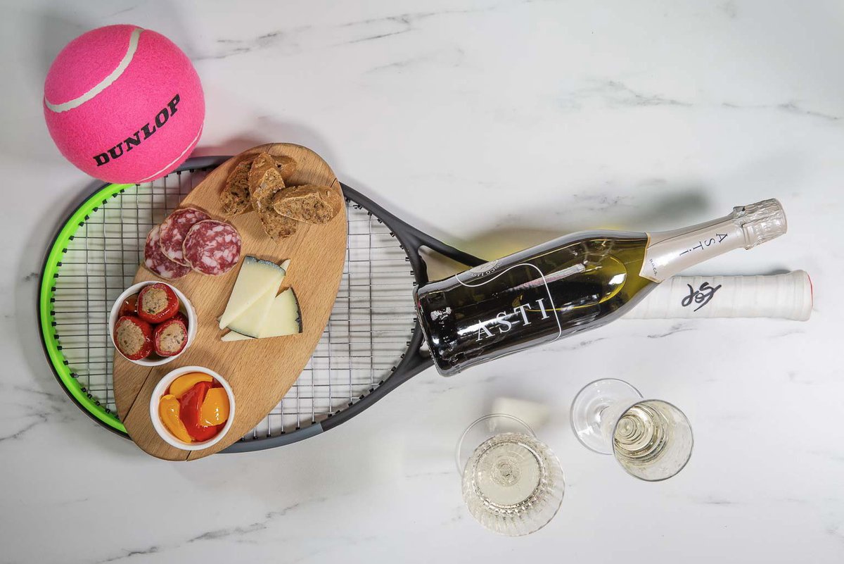 Finita la partita a cosa pensi? Alla fatica, alla vittoria e …al premio!
🥂🍾😋
Asti Spumante &amp; Moscato d’Asti Official Sparkling Wine <a href="/atptour/">ATP Tour</a> bollicine per i campioni che ci regalano grandi emozioni 💛
🎾
Happy #worldtennisday #toastlikeachampion 
#nopainnogain #tennis #wine