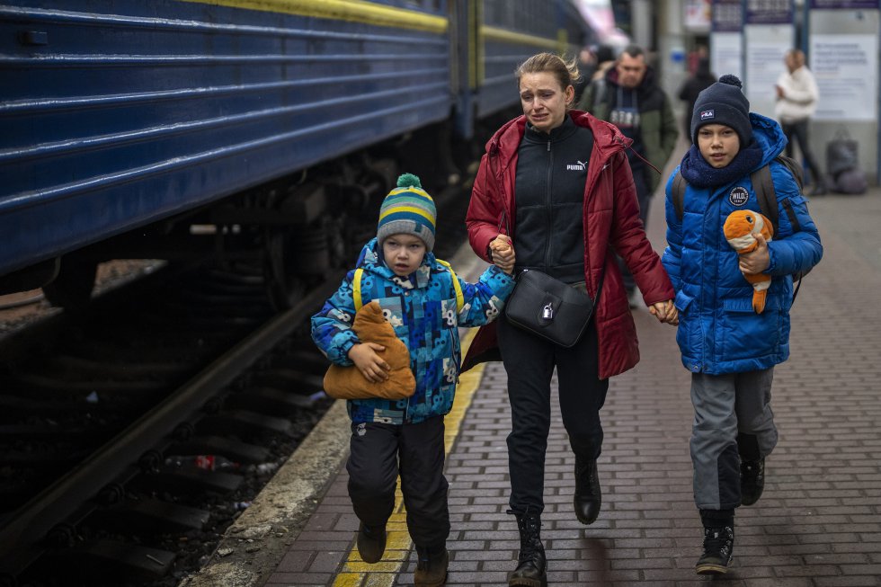 el_pais's tweet photo. 🔴 DIRECTO | El alcalde de Mariupol dice que la ciudad no tiene agua, calefacción ni electricidad y pide crear un corredor humanitario: "Estamos siendo destruidos" https://t.co/mwE5pJU8Nq

📸 Emilio Morenatti (AP) https://t.co/BRHMafaj7z