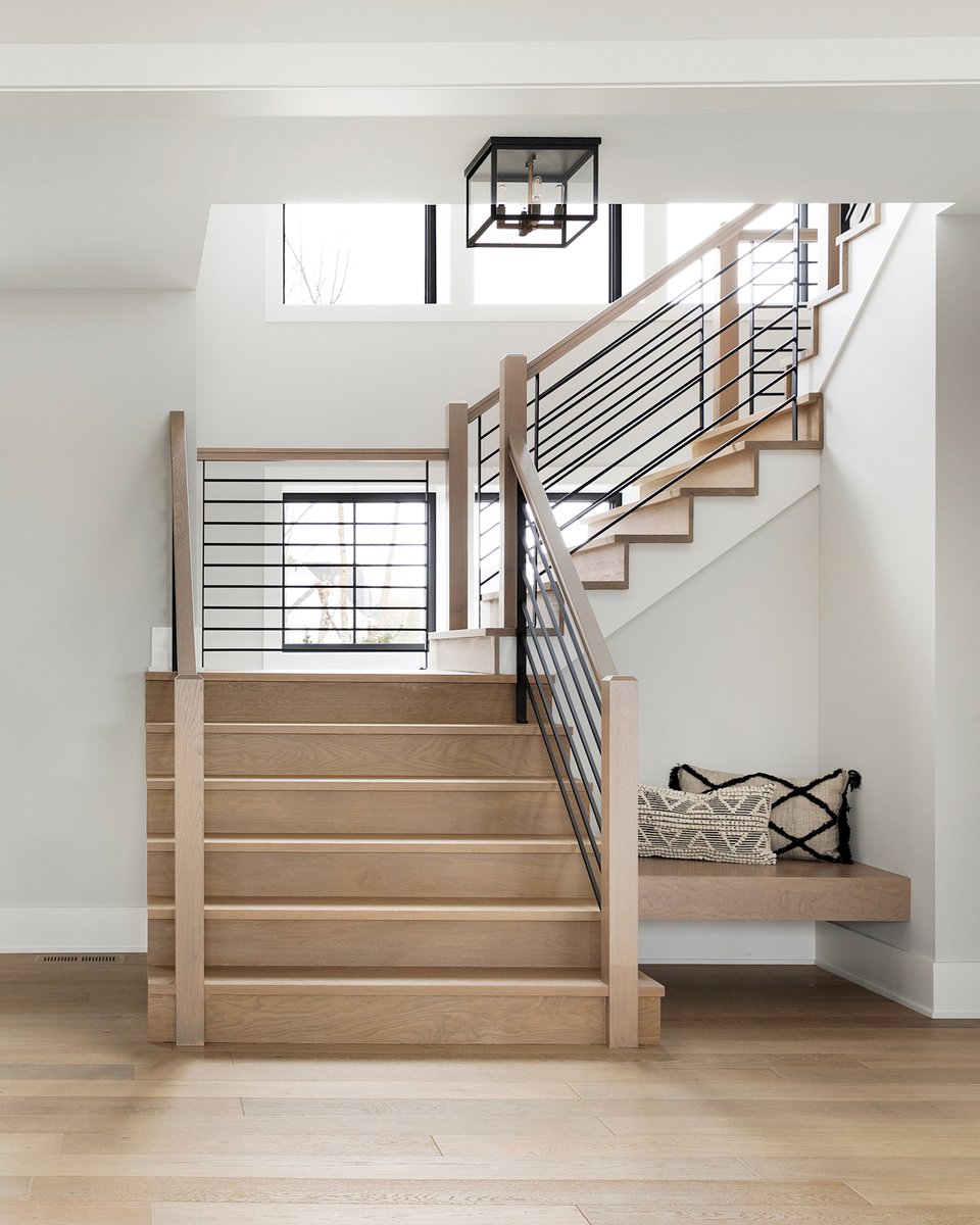 gordonjamesmn's tweet photo. This spacious staircase invites in light to create a charming, welcoming atmosphere. Build your dream home today:  https://t.co/WGh6VpO7dK. 

#DreamHome #InteriorDesign #GordonJames #LuxuryHomes #YouDreamWeDeliver #CustomHome 

Photo: @spacecrafting https://t.co/K5FLyd9xvy