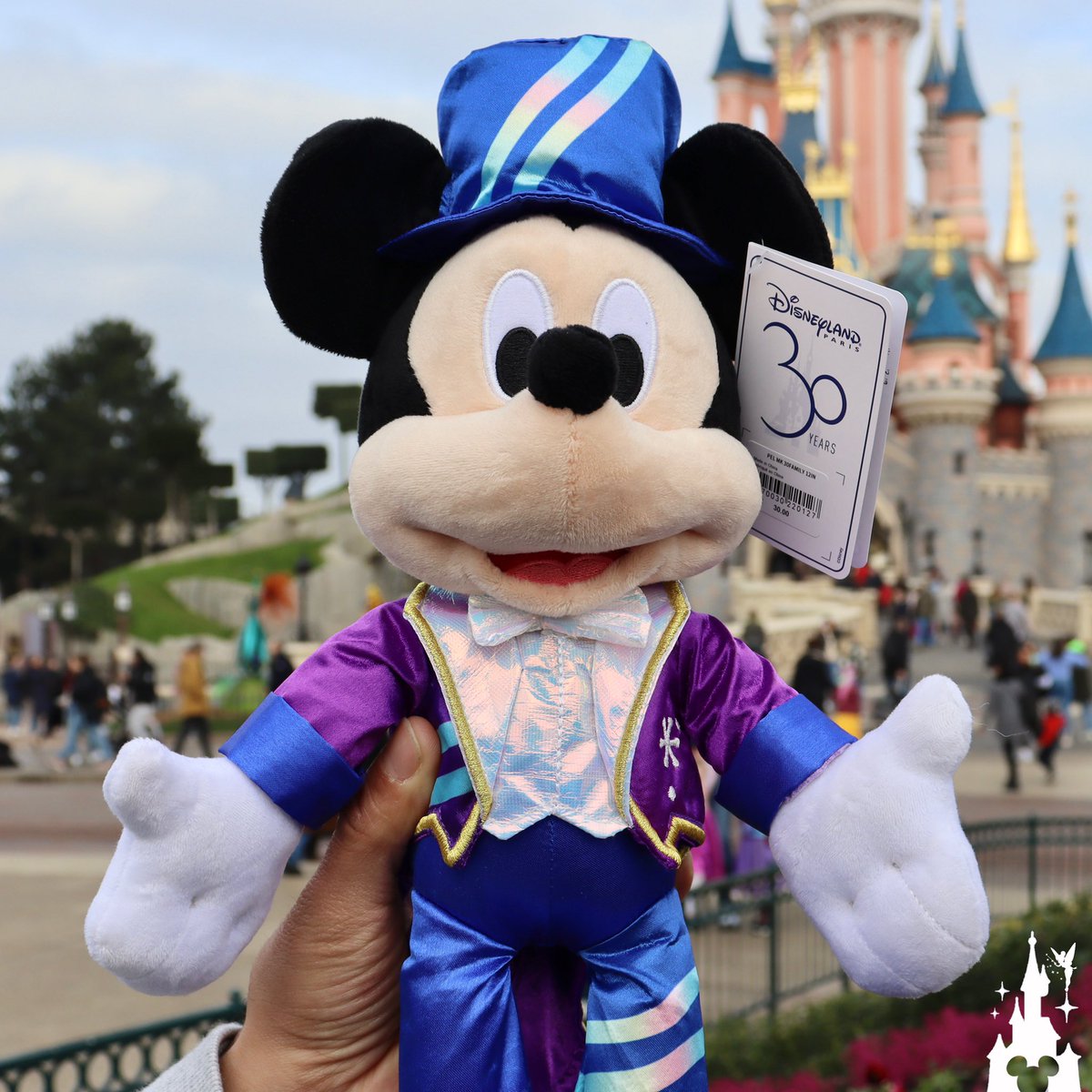 dlrpnc's tweet photo. [LIVE]

Good afternoon Disneyland Paris ! 🏰A sunny day in the parks this Friday ! 🌺🌤️

Today, we had the chance to discover the new show «Dream… and shine brighter» on Central Plaza, starting tomorrow ! 💖3️⃣0️⃣✨🏰
Have a magical day ! ✨🌸 #disney https://t.co/LUpykwHi7f