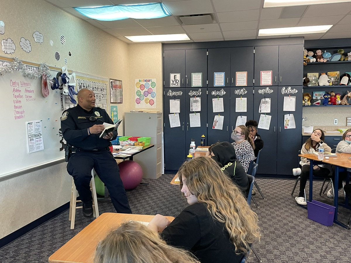 EDventureswErin's tweet photo. So thankful for our guest readers this week in honor of Read Across America week! ππ #spreadthejoyofreading #wecauselearning https://t.co/ahrQuBy7Sj