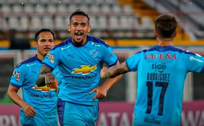 elalemendoza's tweet photo. #ExGallos 

Lo que dejamos ir 👀 
“Chico” Da Costa en #GallosBlancos anotó 1 gol en 13 partidos. 

Desde que se fue a mitad de 2021 ha anotado 14 en 23 jugando para Sol de América y actualmente se encuentra en Bolívar de Bolivia. https://t.co/3hpwaqPvpv