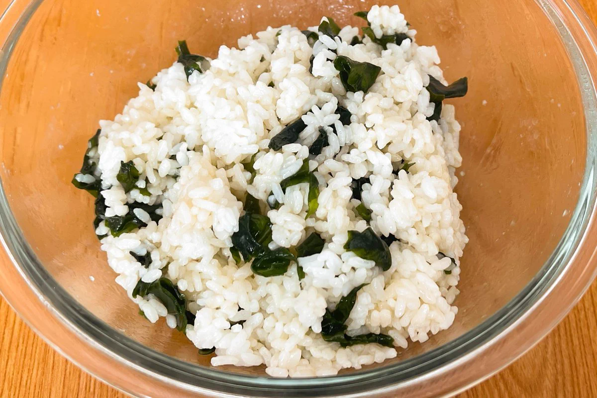 卵黄を添えて卵かけご飯にするのもおすすめ？！わかめを使った「混ぜご飯」のレシピ！