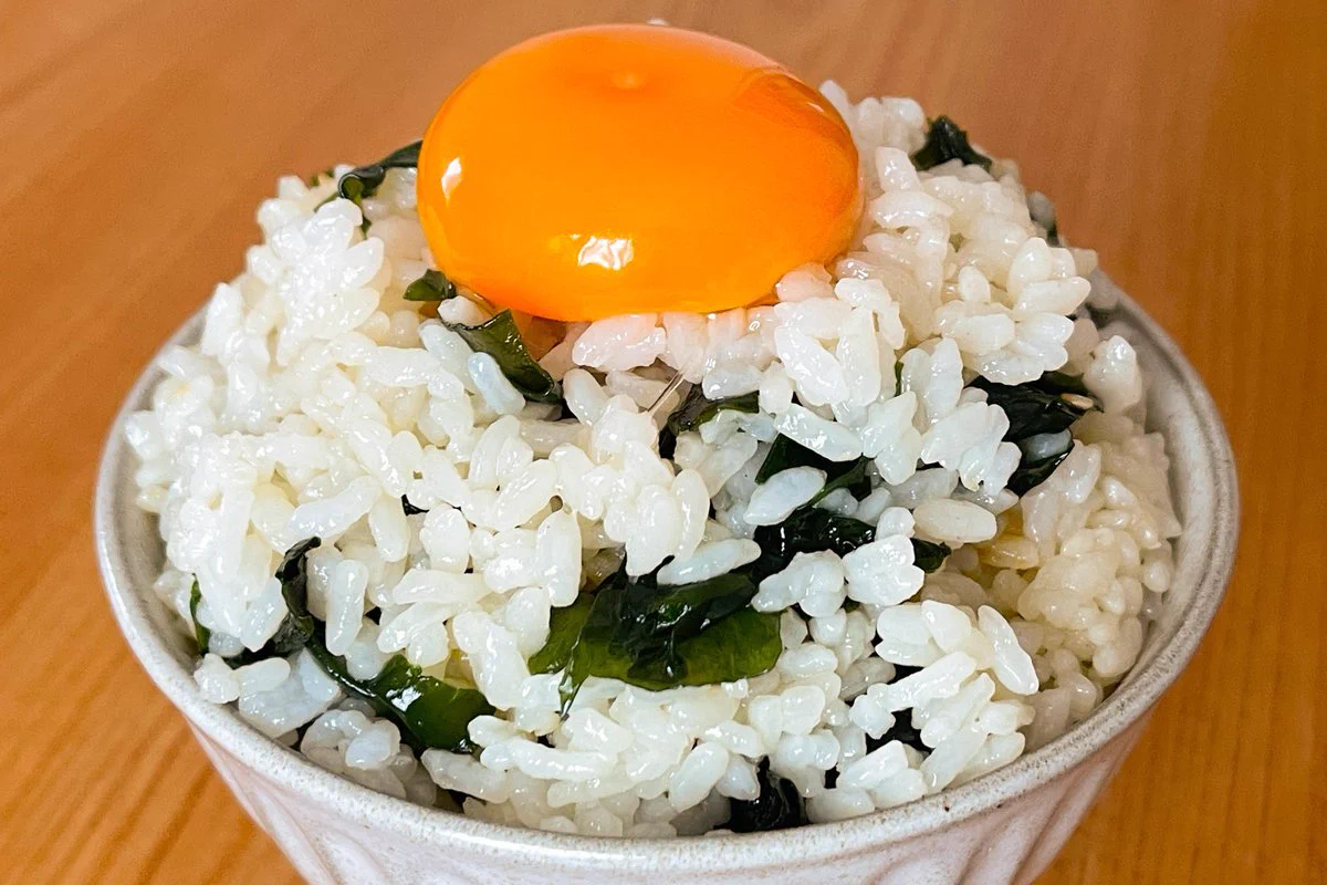 卵黄を添えて卵かけご飯にするのもおすすめ？！わかめを使った「混ぜご飯」のレシピ！