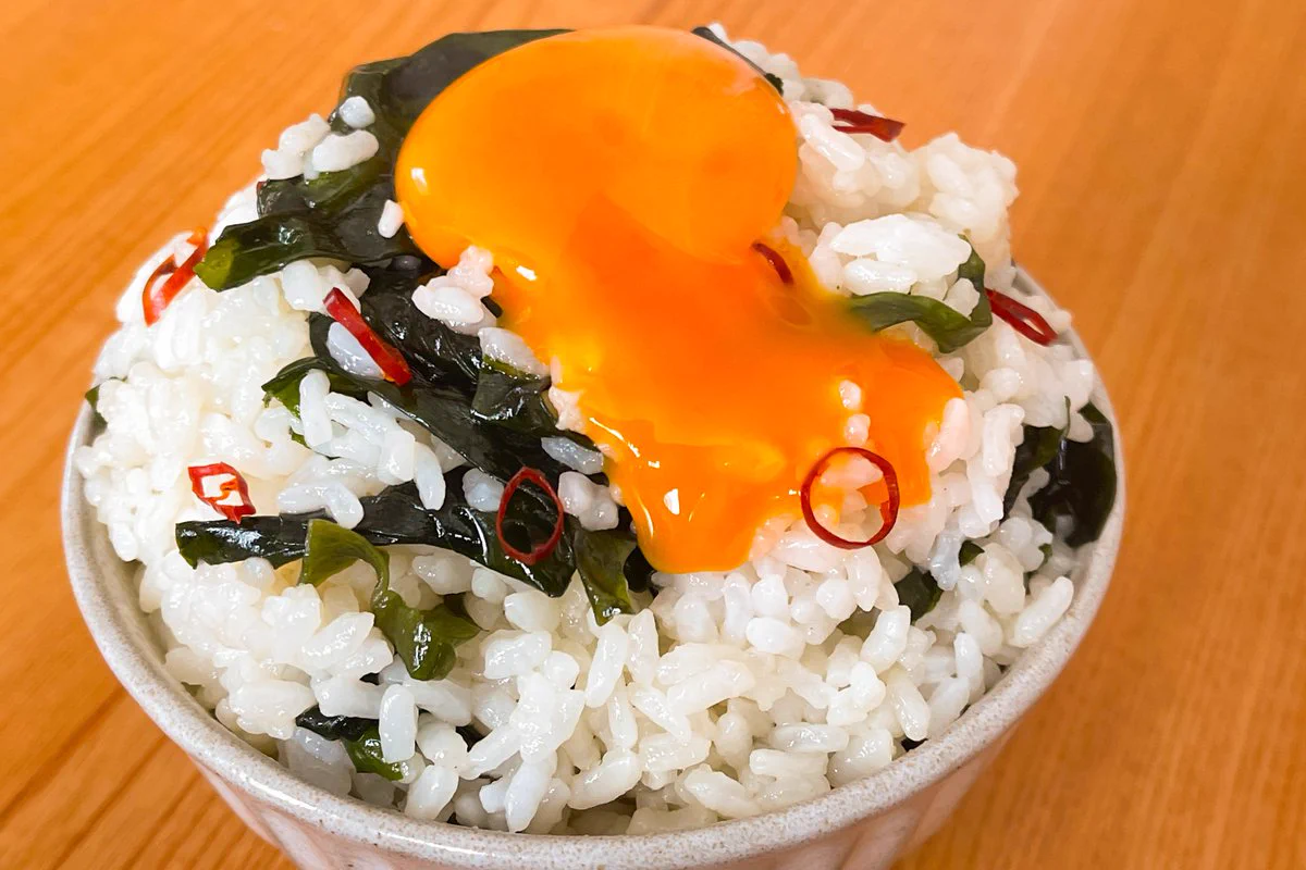 卵黄を添えて卵かけご飯にするのもおすすめ？！わかめを使った「混ぜご飯」のレシピ！