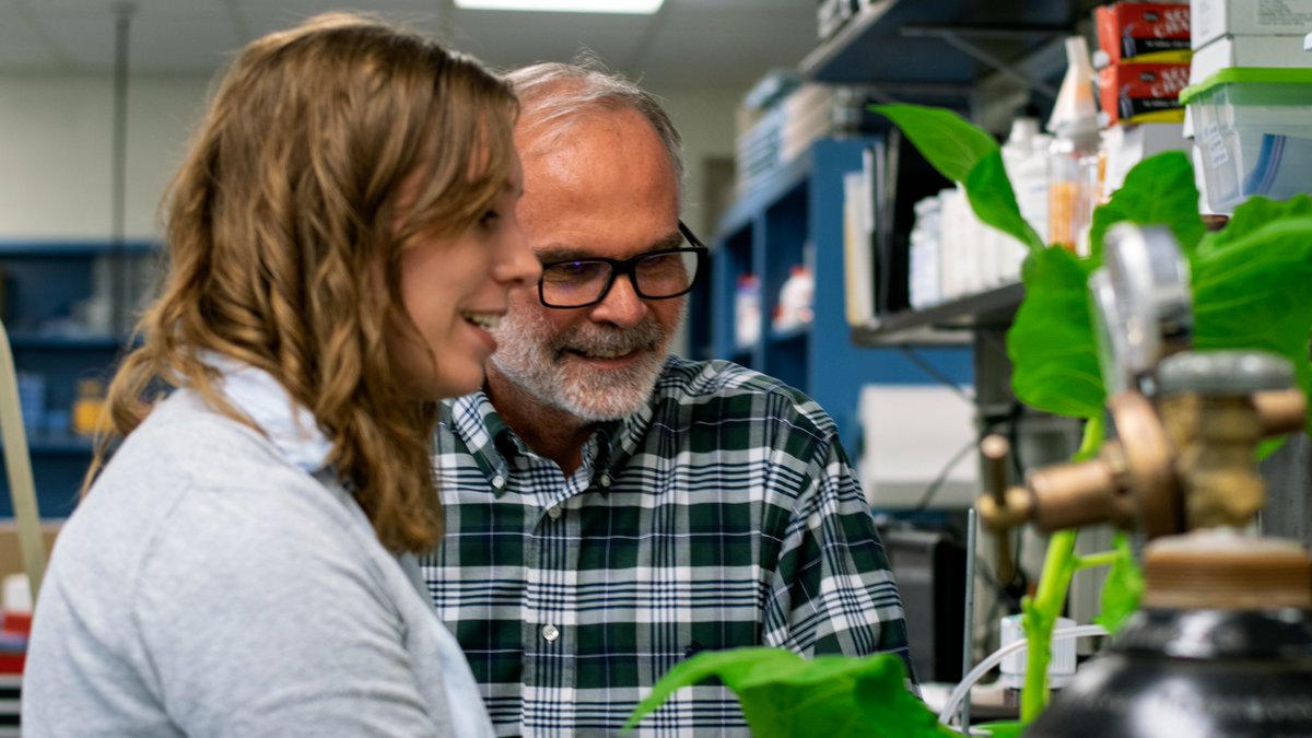 Meet Tom Sharkey (@TomSharkeyMSU), a professor at the #MSUPRL! The Sharkey lab studies gas exchange between plants and the atmosphere. Major topics include carbon dioxide assimilation and emission of the hydrocarbon isoprene. #FacultyFeature (1/2)