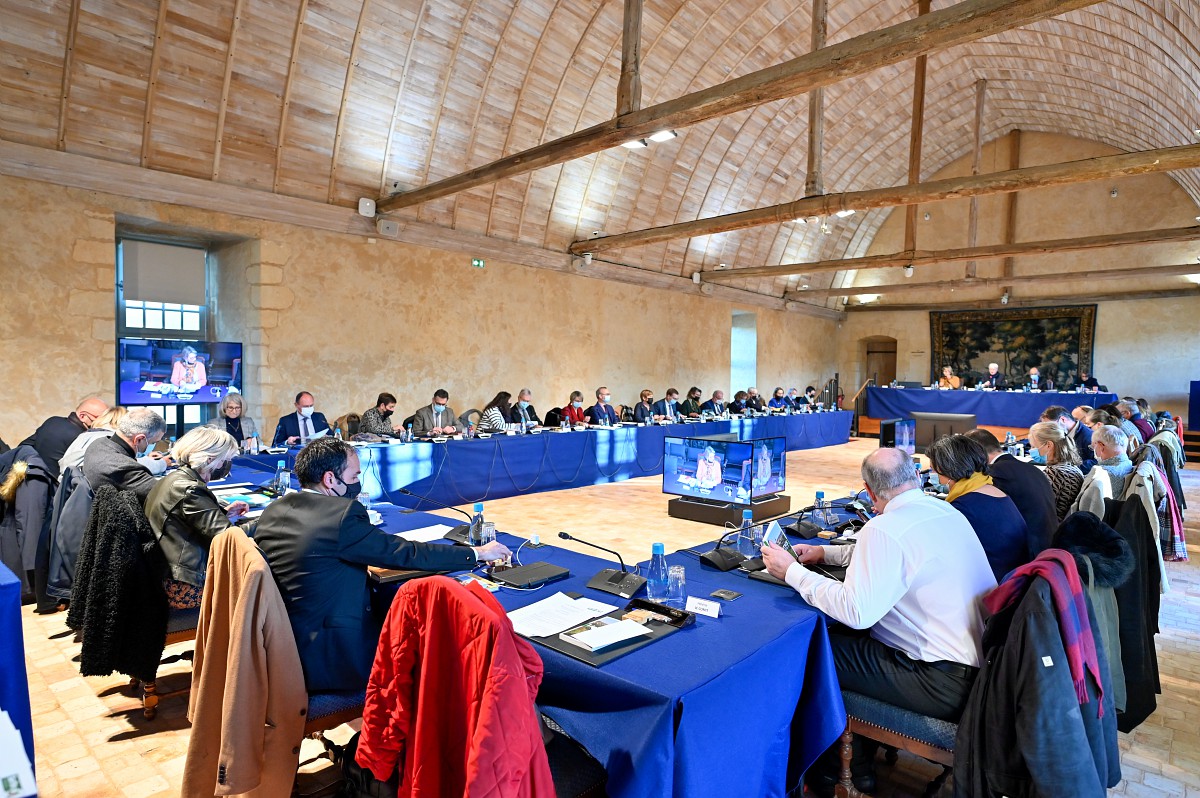 lasarthe_72's tweet photo. Lors de la prochaine session plénière du Conseil départemental (le vote du Budget Primitif, les 17 et 18 mars), Dominique Le Mèner, Président du #CD72, proposera d’inscrire une aide financière exceptionnelle de 50 000€ pour soutenir le peuple ukrainien.➡️https://t.co/01r2NcPbrb https://t.co/vfru9E94Y5