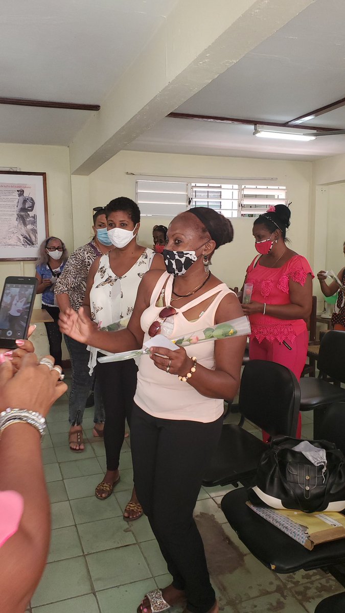 olgalidiam47's tweet photo. Culmina la reunión de los coordinadores de la Asociación de Pedagogos del Municipio de Santiago de Cuba estimulando a las mujeres por el día de la Mujer   @YamiraDaz1 @FundichelyRosa @RaulSamon @Anita64244473 @YamileMoracenM https://t.co/8Hc3nzYOcM