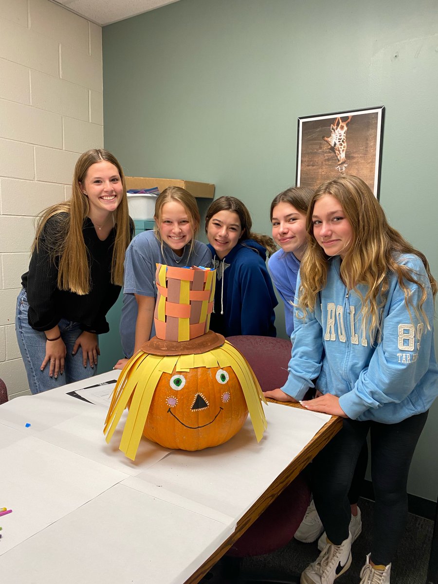 AHSInteract2019's tweet photo. Thanks everyone for all of your hard work volunteering first semester! Here are a few pictures of our members at work! https://t.co/V6FQE18Q22