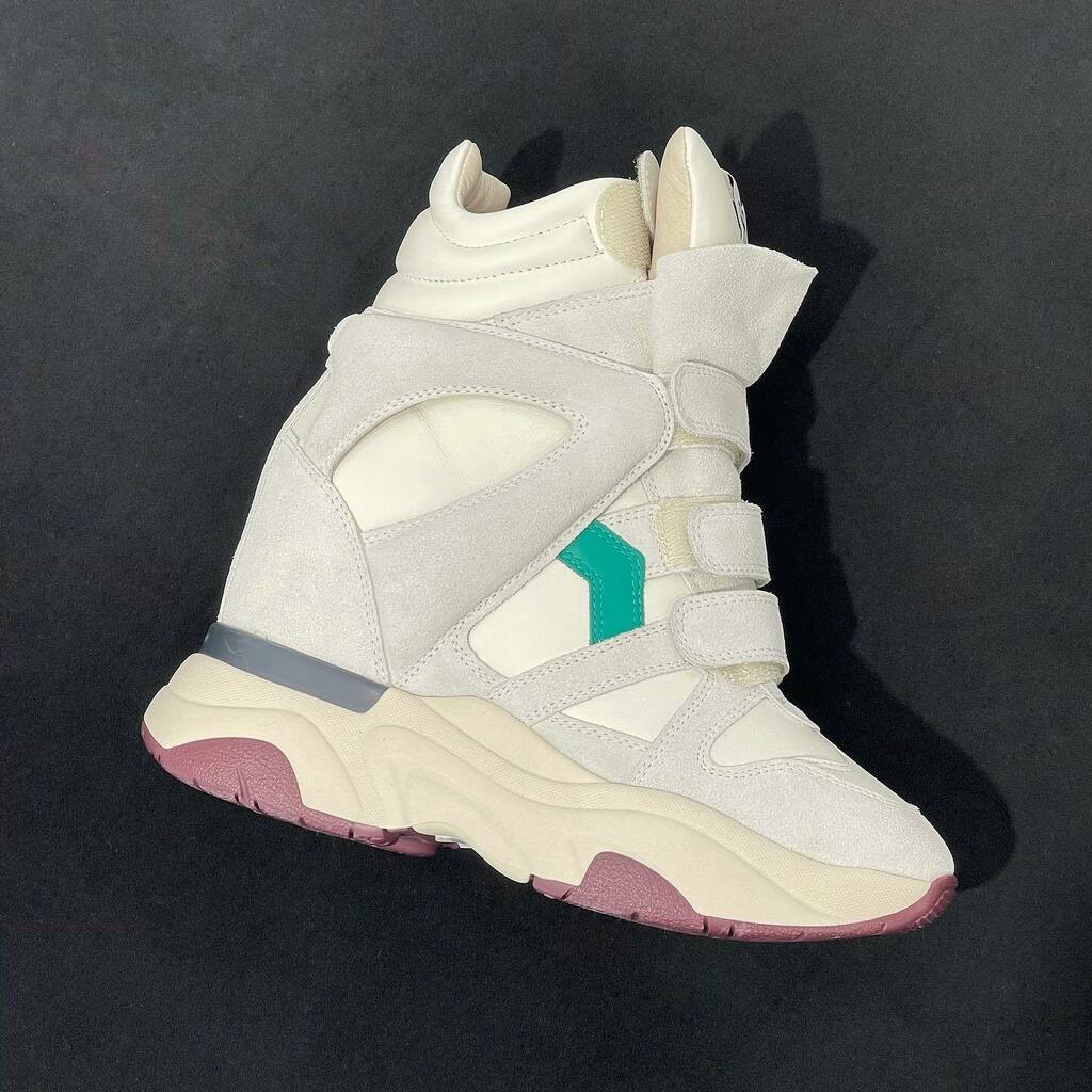 #ISABELMARANT #WOMEN SPRING/SUMMER '22

The Balskee wedge sneakers from Isabel Marant are a new iteration of an iconic high-top style.

Price: €495

For more Isabel Marant derodeloper.com/dames/isabel-m…

#derodeloper #stylegram #instafashion #fashiongram #fash… instagr.am/p/CasFSv8ssDS/