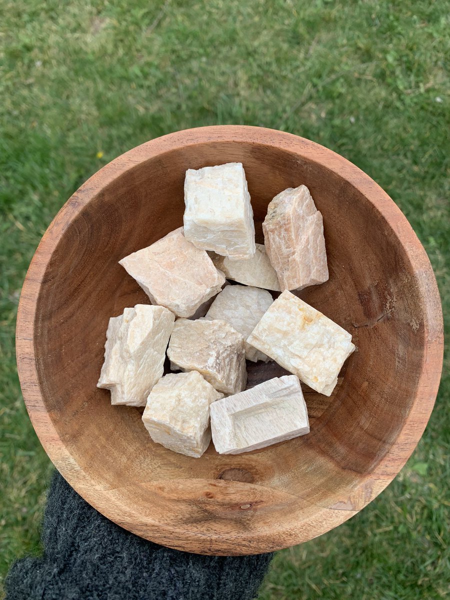 casswraps's tweet photo. i love raw crystals &amp; couldnt help myself from getting a bunch of raw stones for the shop! We got raw strawberry quartz and green aventurine from brazil, raw peach moonstone, raw pink tourmaline plus more ✨ https://t.co/KHvqTg1N9S https://t.co/FM2ZgNaAOC