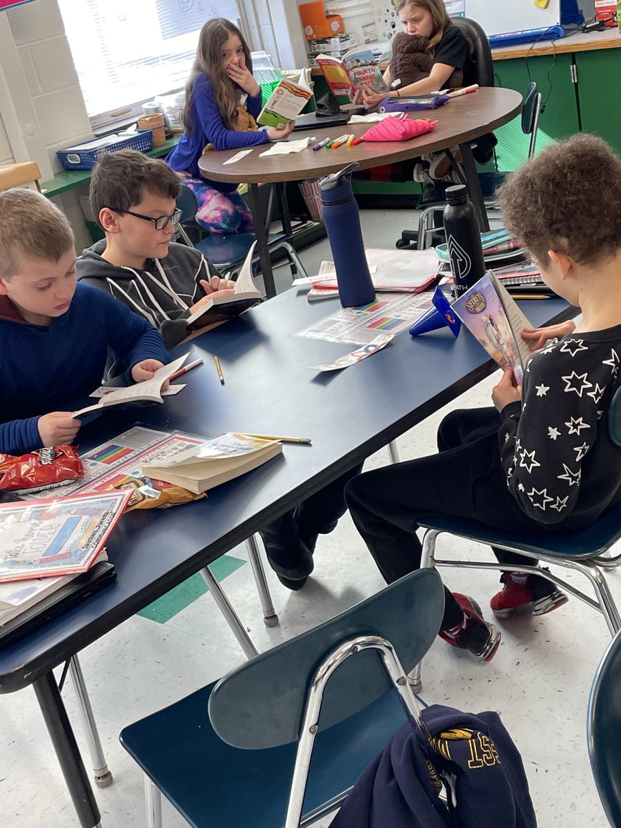 hello4th's tweet photo. Howard/Hagen team enjoying books from PTSA in the reading marathon! ⁦@BrockportPTSA⁩ ⁦@BCSDHill⁩ https://t.co/7BtFtaz6qq