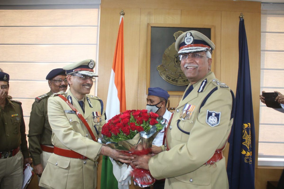 amg24x7's tweet photo. मध्य प्रदेश के नए DGP नियुक्त हुए मेरे बचपन के मित्र सीनियर आईपीएस अफसर #SudhirSaxena जी को दिल से बधाई देता हूं। 💐💐 खुश हूं कि आपने प्रदेश की कमान संभाली है। ग्वालियर के गोरखी गवर्न्मंट स्कूल की यादें आज भी ताजा हैं। 9वीं 10वीं तक हम साथ रहे। 

#mpdgp #DGPSudhirSaxena @DGP_MP https://t.co/RIQEkZIn8K