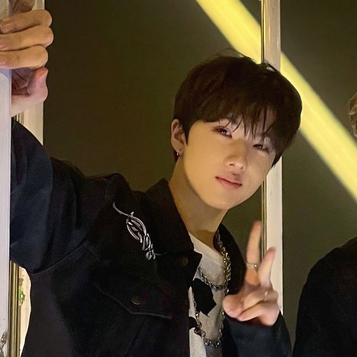 210224JS's tweet photo. HEU EMO BOY HEG HEY HEY EMO BOYY https://t.co/bzuzADcUSv