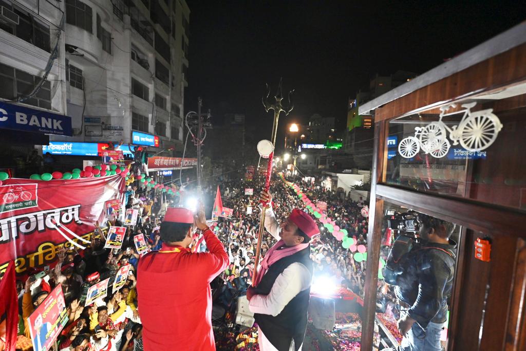 samajwadiparty's tweet photo. महंगाई, भ्रष्टाचार, बेरोजगारी के खत्म होंगे क्लेश,
सिर्फ छह दिन बचे है शेष,
नौजवानों और किसानों की सरकार लेकर आ रहे हैं अखिलेश।

समाजवादी पार्टी विजय यात्रा वाराणसी में उमड़ा जनसैलाब https://t.co/F2SAUOrXL4