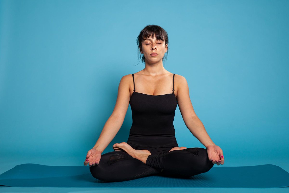 ZennaSound's tweet photo. Padmasana or lotus position is an asana or meditative posture sitting cross-legged, each foot placed on top of the opposite thigh. In Hinduism and Buddhism it is related to the practice of meditation.
Improves breathing and physical stability.
#Padnasama #Meditation #BraveCreator https://t.co/FaGPC2G4d6