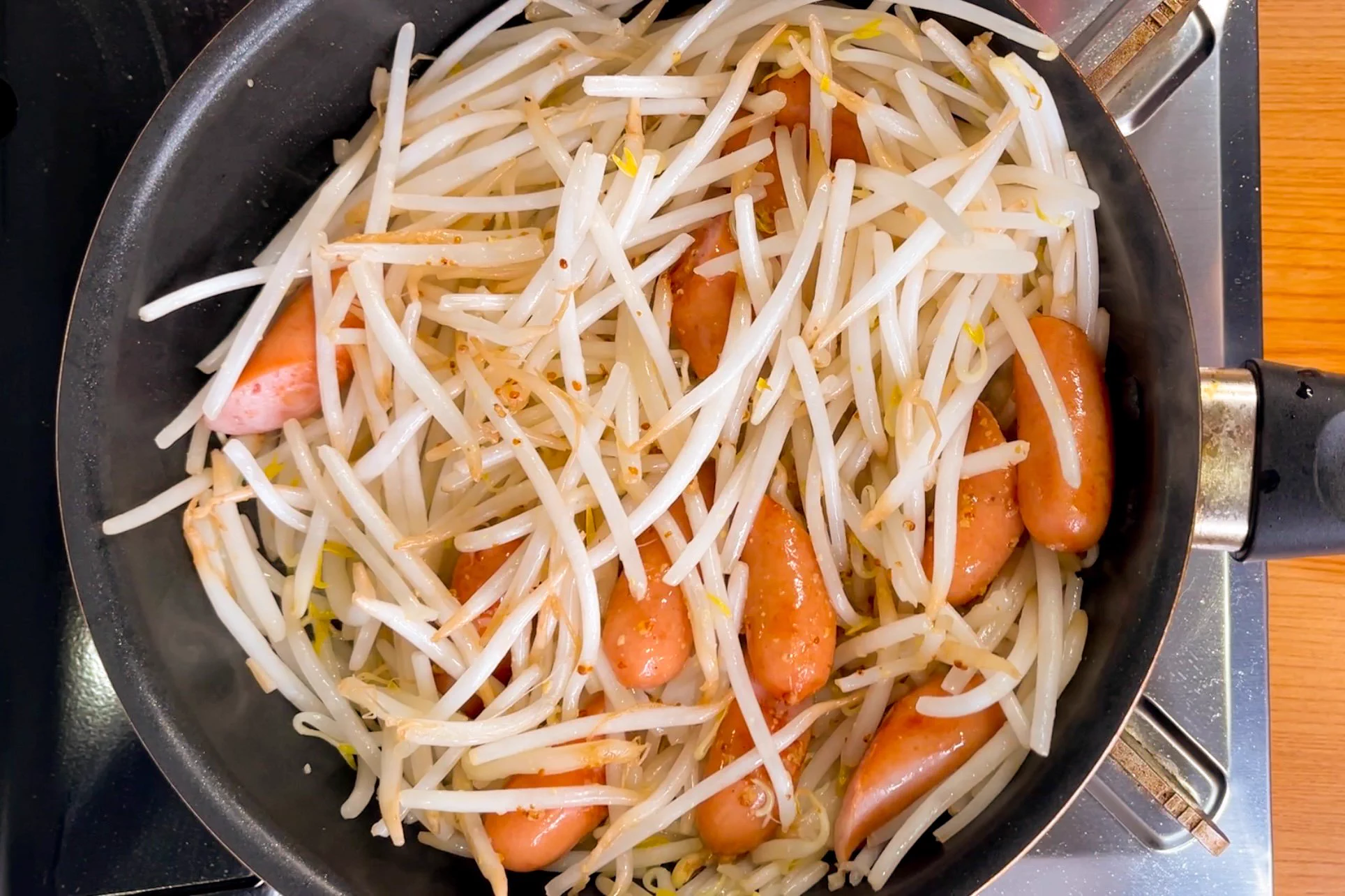 粒マスタードを使った味付けがよく合いそう！ウインナーなどを使った「おつまみ」レシピ！