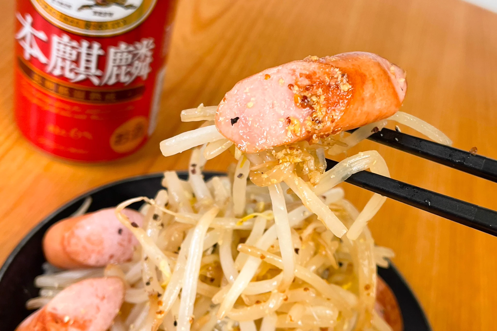 粒マスタードを使った味付けがよく合いそう！ウインナーなどを使った「おつまみ」レシピ！