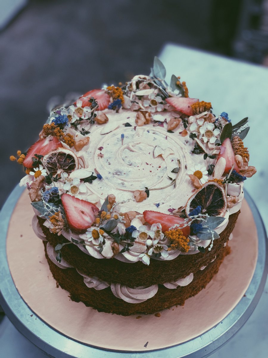 it’s Friday and finally the weekends is starting! I am sure most of us are drained and probably can’t wait for today to end. Here is a rustic carrot cake to celebrate the weekends and the start of March!
#nft #NFTs #houseofmacarons