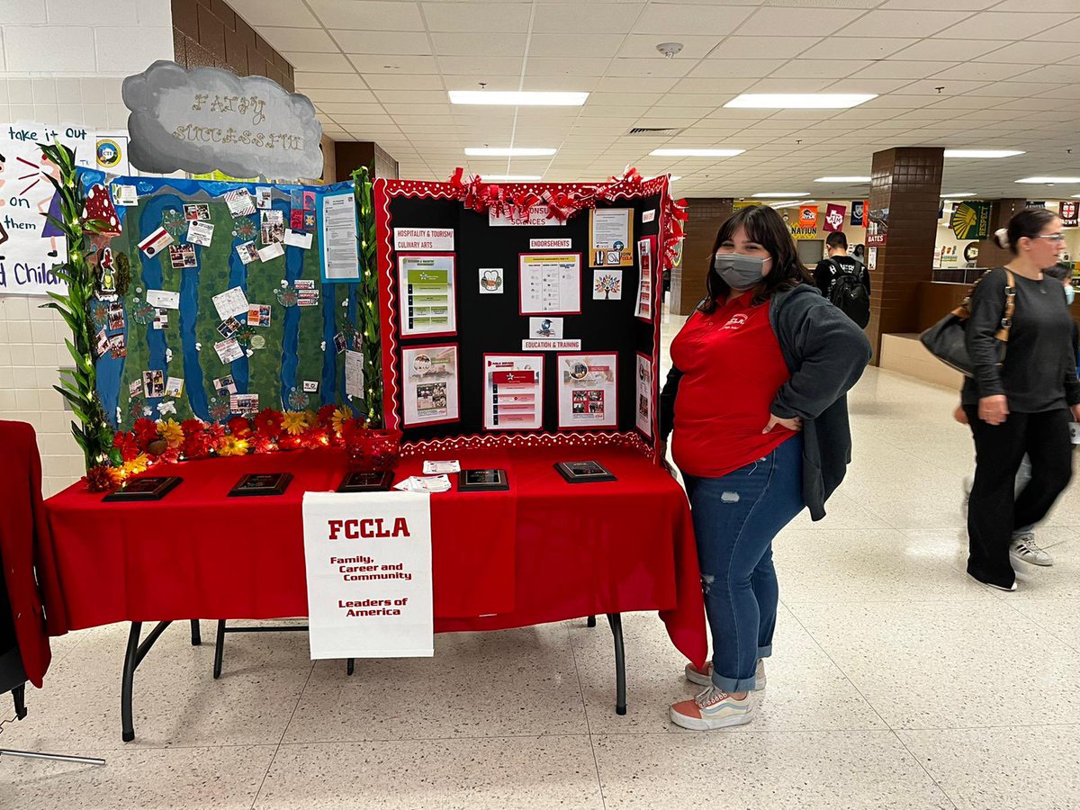 rowe_fccla's tweet photo. Students had the opportunity to speak about FCCLA at  @Rowe006 Open House Last night! @McAllenISDCTE @RoweCTE_CRivera #RoweFCCLA https://t.co/lKuJDKMsEy