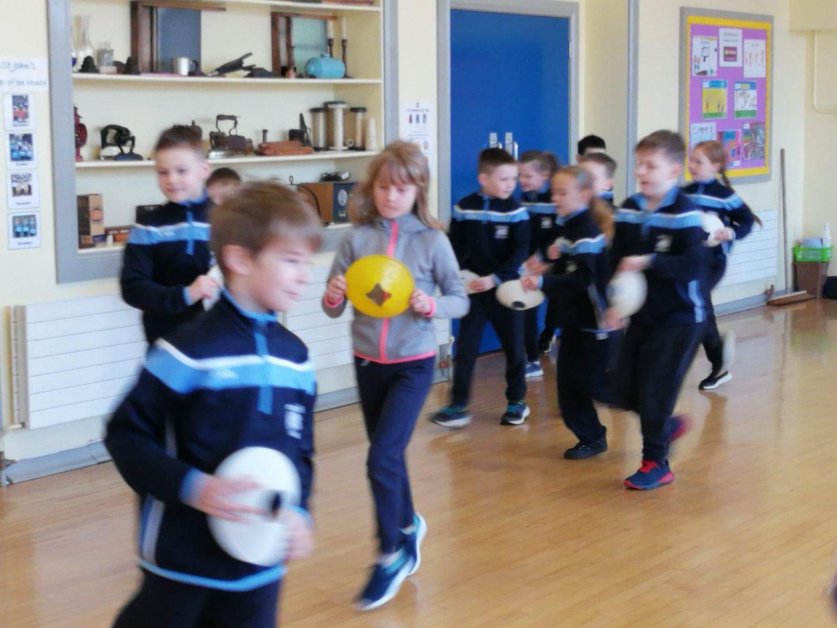 healthy_kidz1's tweet photo. Stop 🛑 Look 👀 Listen 👂 

🚦The Kidz from @stjohnsgilford took part in our #SafeKidz programme fully funded by the @deptinfra 

Using their skills through fun games to make their travel to school as safe as possible 

#schoolterm #coachlife #inschool #healthykidz https://t.co/oLRsu5s9Gc