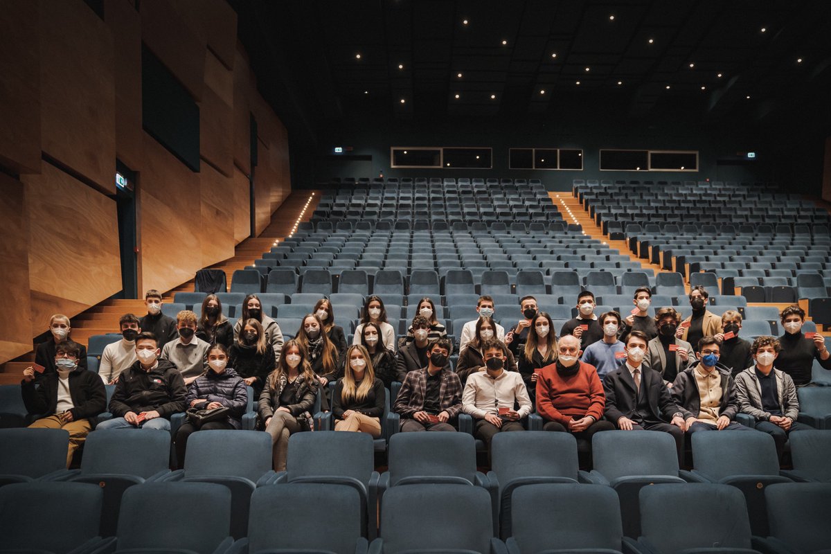 MarcoMariani_IT's tweet photo. #RT @maggiomusicale: Per questo lo scatto di ieri sera, giovedì 3 marzo 2022, poco dopo il termine della seconda recita de #LAmicoFritz alla quale gli studenti del Liceo Scientifico "Leonardo da Vinci" di Firenze hanno assistito (con tanto di #MaggioCard… https://t.co/LyMl9aPnrC