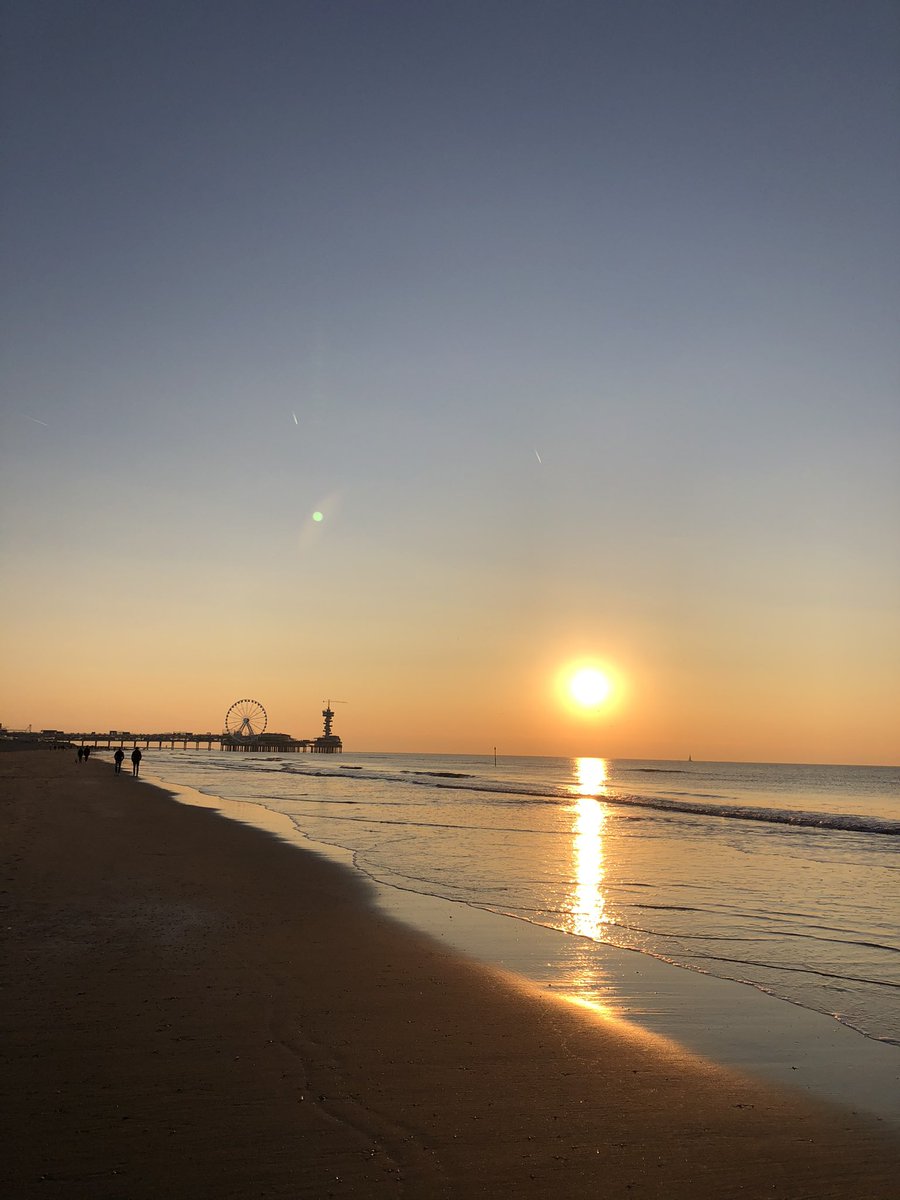 Vanmorgen zag ik de zonsopkomst in Malaga, nu alweer de zonsondergang in Scheveningen.