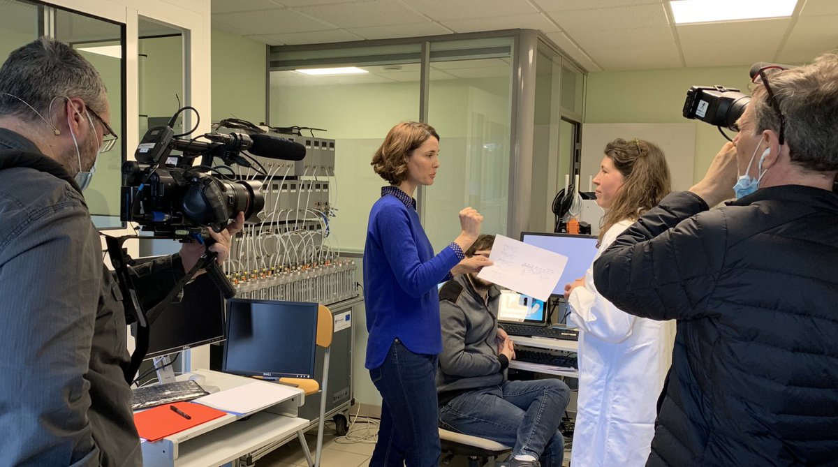CSGA_DIJON's tweet photo. Fin du tournage @lemondedejamy au @CSGA_DIJON. @cha_sinding explique la #flaveur des #aliments dans le #cerveau à @Eglantine_EMEYE sujet de l'#EEG avec le #gustometer @INRAE_ChemoSens https://t.co/oR1FIuJEV0