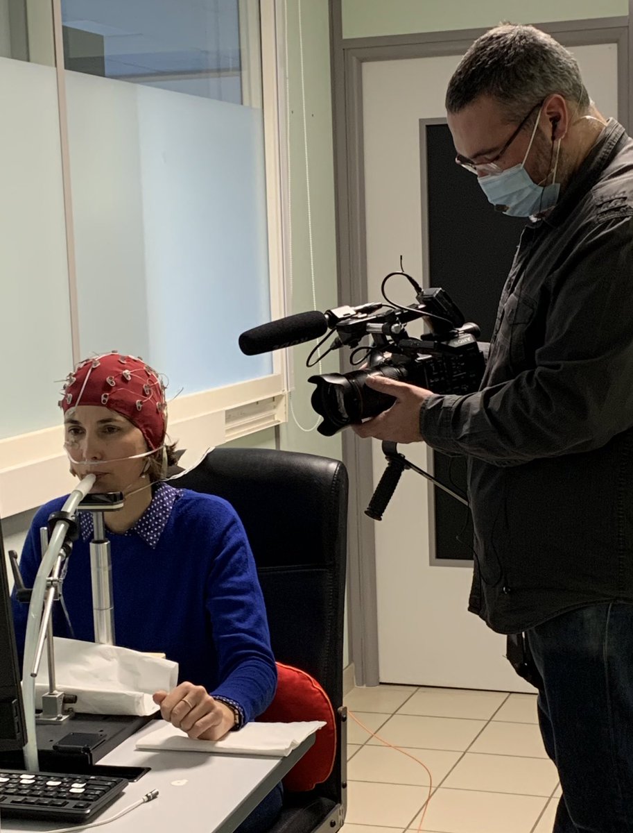 CSGA_DIJON's tweet photo. Fin du tournage @lemondedejamy au @CSGA_DIJON. @cha_sinding explique la #flaveur des #aliments dans le #cerveau à @Eglantine_EMEYE sujet de l'#EEG avec le #gustometer @INRAE_ChemoSens https://t.co/oR1FIuJEV0