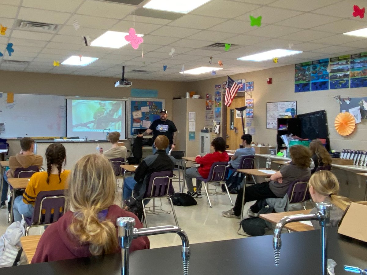 MsBrannockFG's tweet photo. Great day today in the #PurpleKingdom! Zoey had some great words of encouragement in CREW's Gym, Pray, Donuts before school. Plus, Officer Bond speaking with my forensic science classes! It's great to be an Eagle! 🦅💜 https://t.co/9TQR1nwy8q