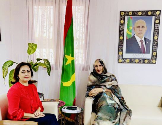 تباحثت مع سعادة السيدة ميريام الفريزر دي لا روسا رودريكيز سفيرة إسبانيا لدى بلادنا حول إمكانية افتتاح مركز "سيرفانتس" لتدريس اللغة الإسبانية في نواكشوط وكذلك برنامج منح للدراسة في لاس بالماس لصالح طلابنا.