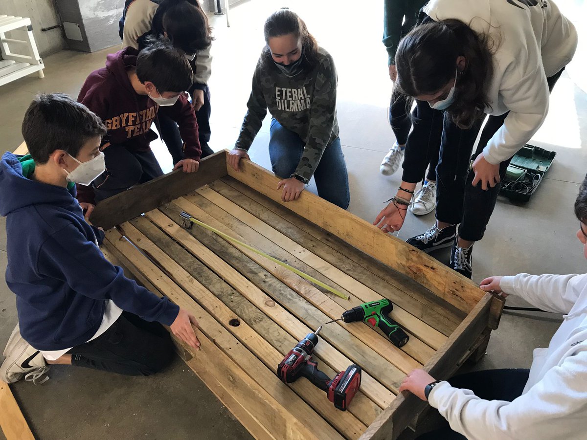 thaubarcelona's tweet photo. Aquesta setmana el projecte #fentverd ha visitat la llar d’infants #oikiadidac on alumnat de #1rEsoThauBcn ha construit mobiliari de jardineria amb palets reutilitzats.#escolessostenibles #bbactivities https://t.co/XvOOq7LX6C