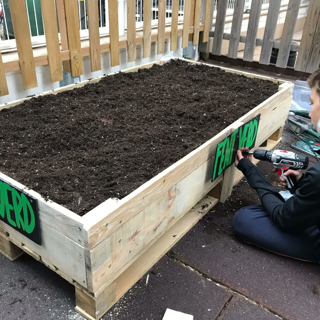 thaubarcelona's tweet photo. Aquesta setmana el projecte #fentverd ha visitat la llar d’infants #oikiadidac on alumnat de #1rEsoThauBcn ha construit mobiliari de jardineria amb palets reutilitzats.#escolessostenibles #bbactivities https://t.co/XvOOq7LX6C