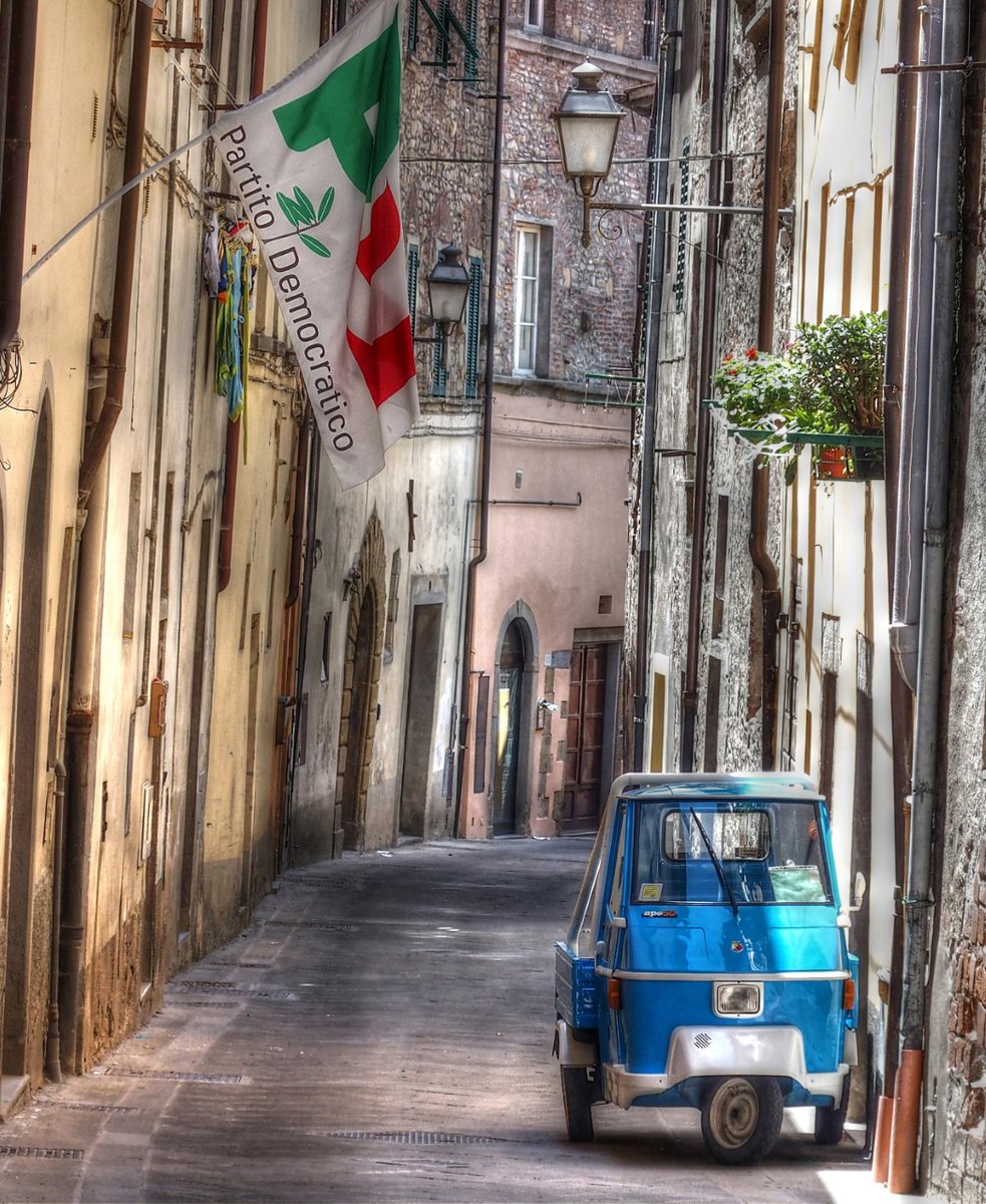fleetstsfinest's tweet photo. San Sepolcro,  Arezzo, Italy was founded in the 11th C .It is  in the region of Tuscany. This photograph is by artist and photographer Roger Taylor who lives in Italy. From his home, he can see the house where Michelangelo was born.
https://t.co/pWRPS9Swc5 https://t.co/DG6APAclqm