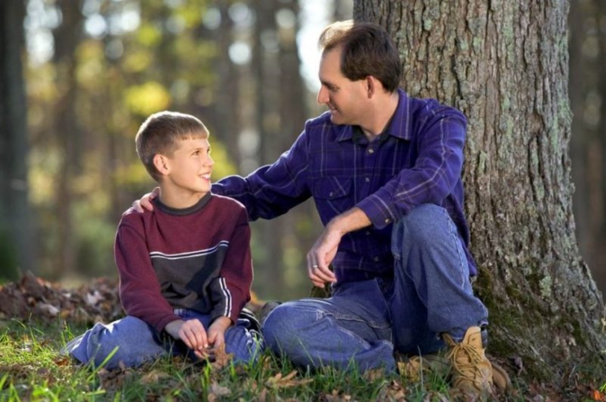 Папы подростки. Беседа отца с сыном. Дерево отец. Разговор с ребенком. Папа и сын.