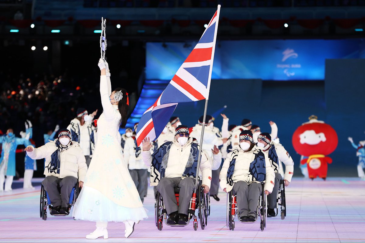 Вынос знамени на открытии олимпиады в сеуле 1988 года. Токио 2020 паралимпиада. Паралимпийские игры краткое сообщение. Паралимпийские игры в 1960 в риме кратко. Трансляция открытия паралимпийских игр в париже.