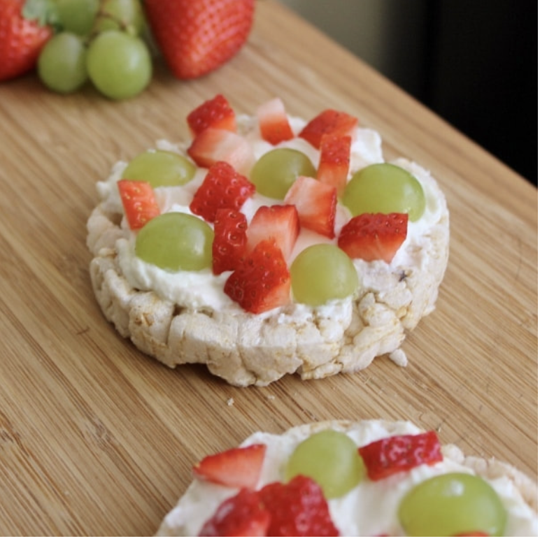 This snack is delicious! You can remix this by using caramel flavored rice cakes. ow.ly/lIA450I69lR