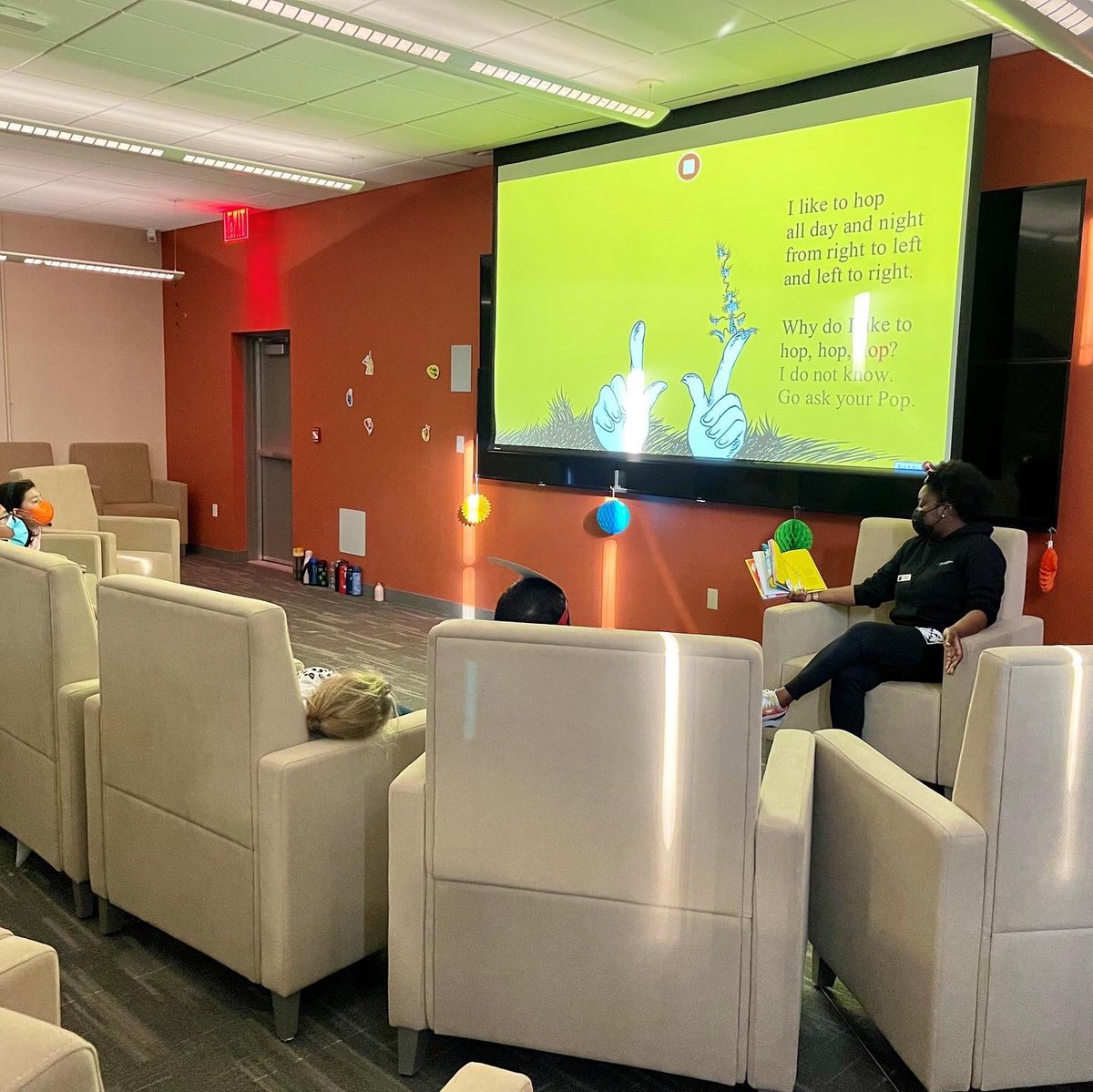 RIOCny's tweet photo. The RIYC's 2nd Annual Read Across America Day celebration, in partnership with the NYPL, focused on encouraging participants to find comfort in literature while providing them with the opportunity to express their creativity. #readacrossamerica #drseussday #rooseveltisland #RIYC https://t.co/re4gkvz7jC